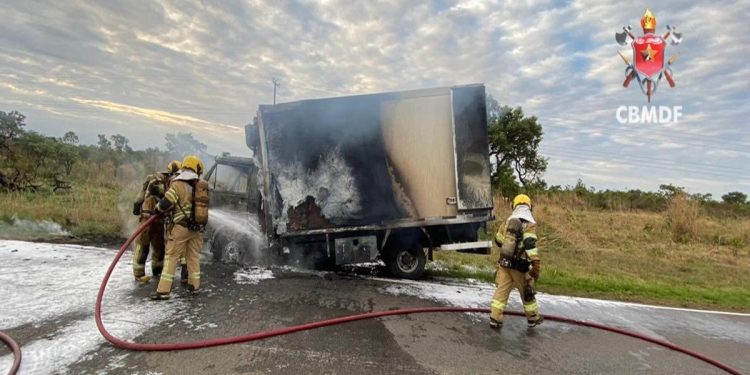 Caminhão fica destruído após pegar fogo perto de base da Marinha