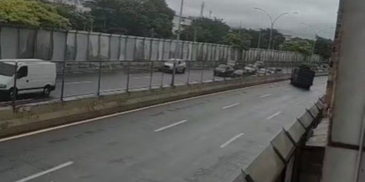 Após megaoperação, facções rivais trocam tiros na Linha Amarela