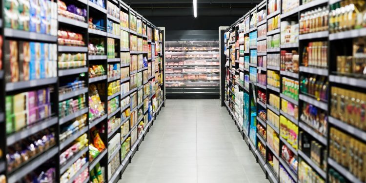 Ultraprocessados dominam novos lançamentos no Brasil, aponta relatório