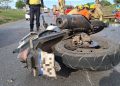 Motociclista fica em estado grave após bater na traseira de carro