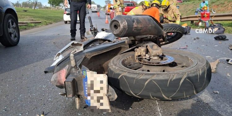Motociclista fica em estado grave após bater na traseira de carro