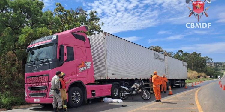 Motociclista morre após ser atingido por carreta no Distrito Federal