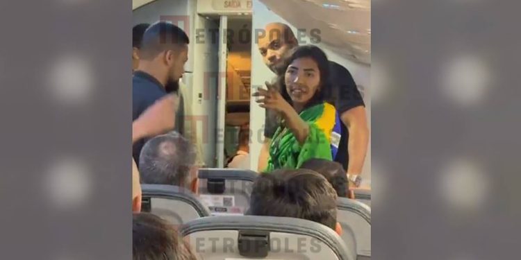 Veja momento que mulher enrolada em bandeira do Brasil é tirada de voo