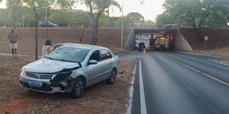 Acidente deixa motociclista ferido em “tesourinha” da Asa Sul 