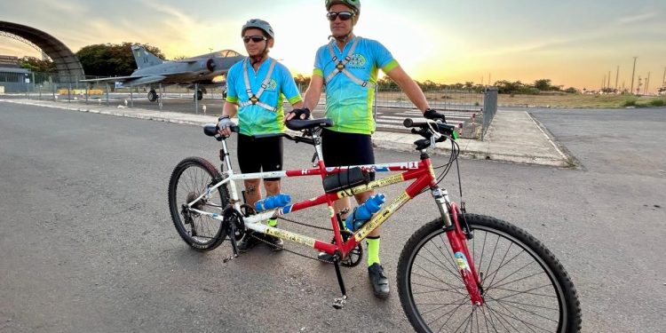 “Preenche a escuridão”: servidor vence limites da cegueira no ciclismo
