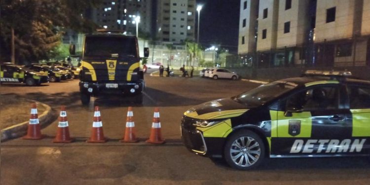 Homem bêbado é preso após furar blitz e tentar se esconder em casa