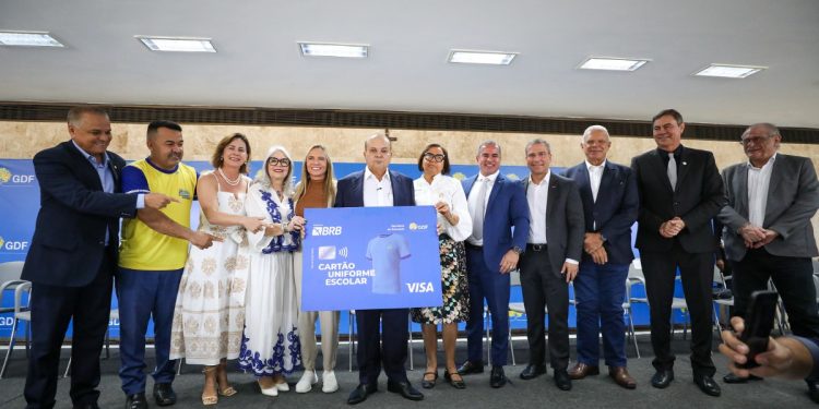 GDF cria cartão que dá R$ 280 para compra de uniforme escolar; entenda