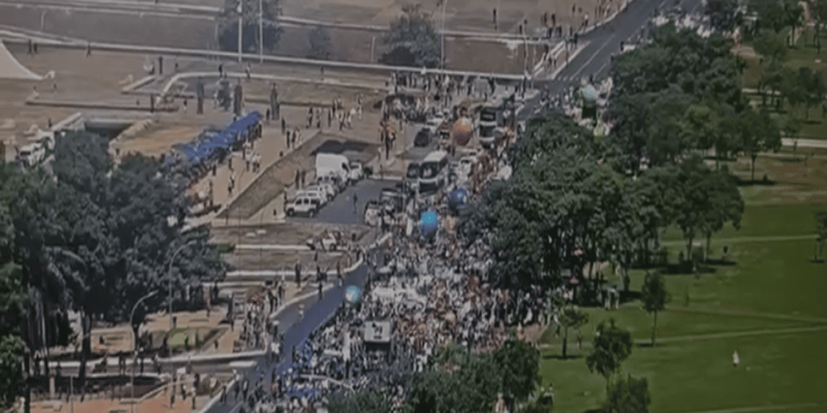 Marcha contra reforma interdita trânsito no Eixo Monumental