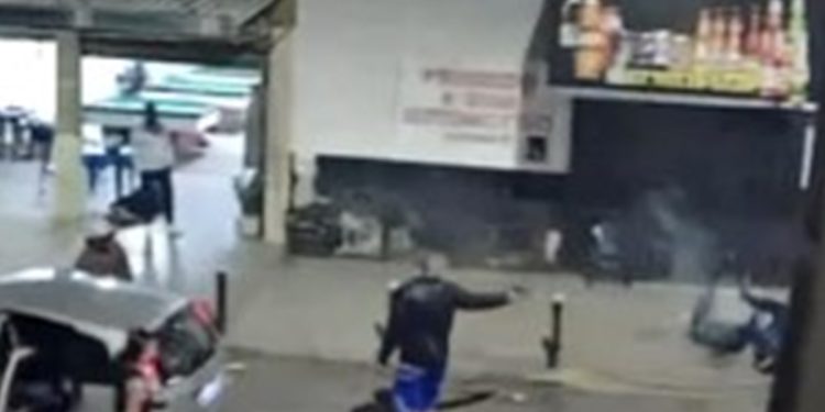 Vídeo mostra atentado a tiros contra frequentadores de bar em Goiás