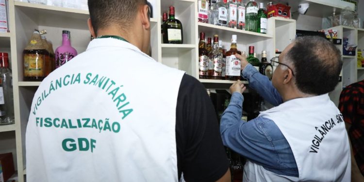 Vigilância Sanitária apreende 508 litros de bebida no Distrito Federal