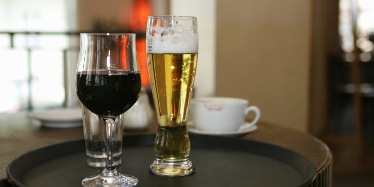 Vinho e cerveja também podem ser contaminados por metanol? Entenda
