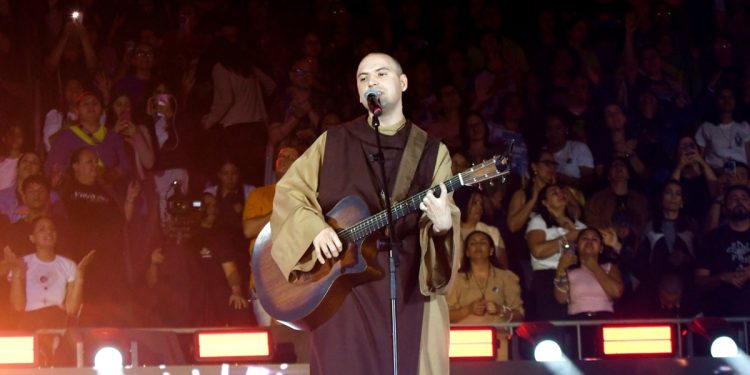 Frei que pediu “fim do comunismo” ganha título em Brasília. Veja