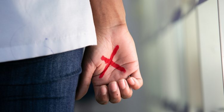 Acusado de violência doméstica se fere ao tentar invadir casa