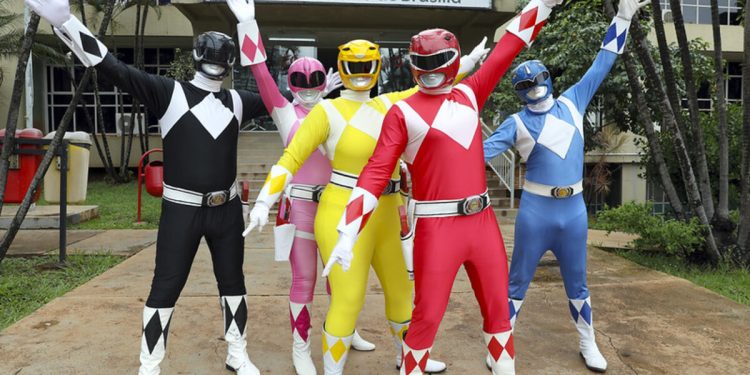 “Power Rangers” se reúnem para doar sangue no Hemocentro de Brasília