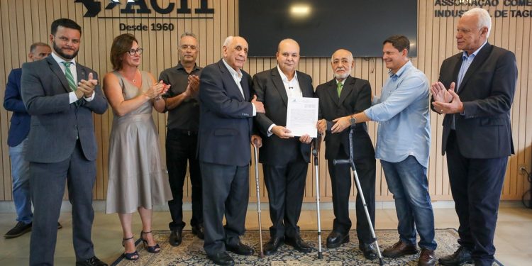 Ibaneis ao assinar concessão de terreno à ACIT: “Investi R$ 1 bi em Taguatinga”