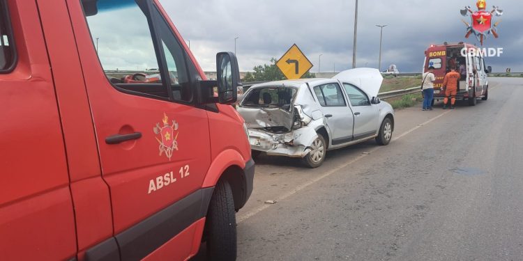 Colisão entre dois carros deixa uma criança ferida na DF-040
