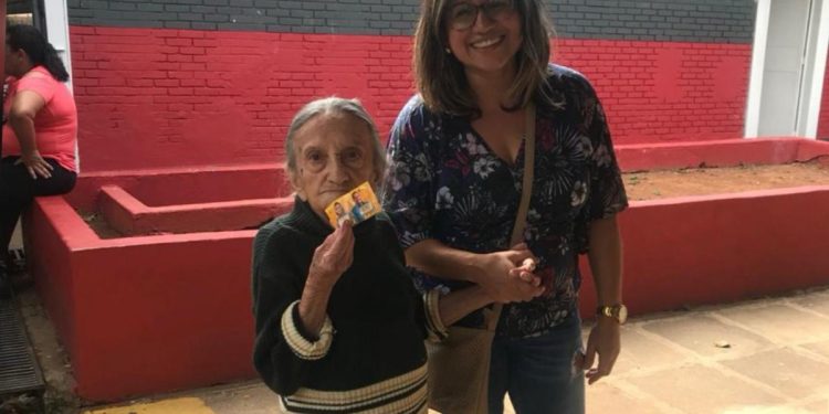 “Parei no tempo”: o peso emocional que cuidadores informais carregam