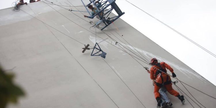 Operários ficam pendurados em andaime durante obra na Asa Norte