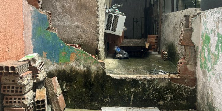 Entre a polícia e o tráfico, moradoras do Complexo da Penha ficam com os escombros