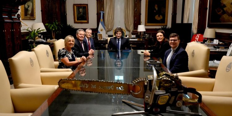 Javier Milei pode aprofundar sua agenda radical e alerta Brasil sobre 2026