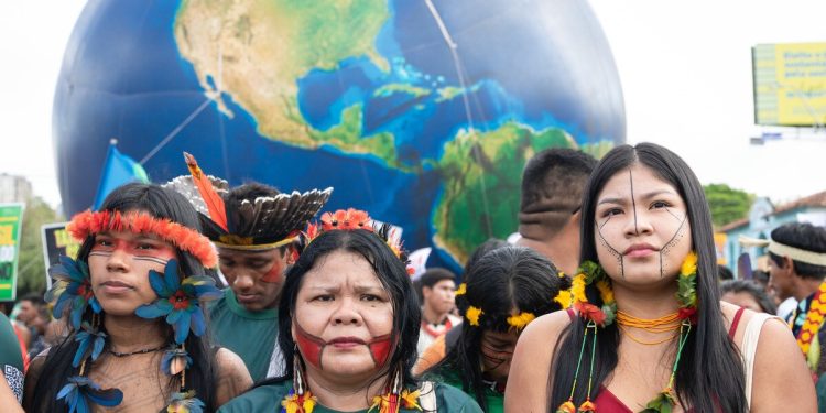 Linha de frente da crise climática toma as ruas de Belém