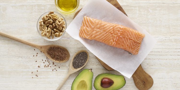 3 nutrientes que ajudam a regular os níveis hormonais, segundo médica