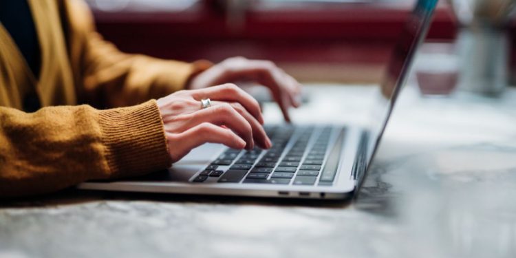 Pesquisa revela que 49% dos brasileiros já consultaram IA sobre saúde