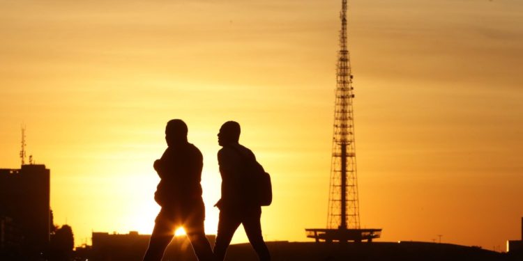 Calor, chuva, frio? Veja previsão do tempo para o fim de semana no DF