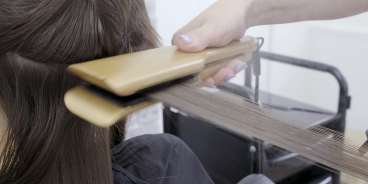 Anvisa proíbe venda de escova progressiva e pastilha de limpeza