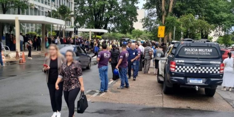 Explosão em ministério na Esplanada deixa homem gravemente ferido