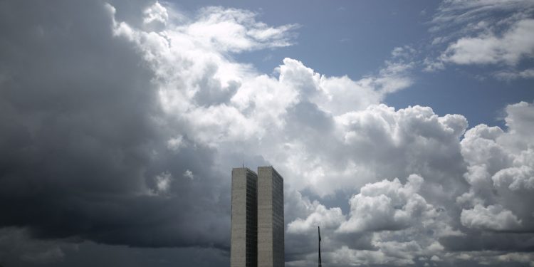 DF amanhece com céu carregado e Inmet faz alerta para chuvas e trovões