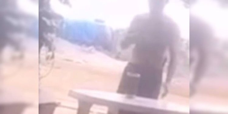 Tiro no pé: polícia acerta homem que ameaçava a família com facão