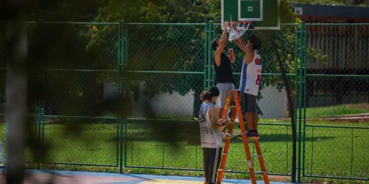Projeto transforma quadras de basquete em espaços de inclusão no DF