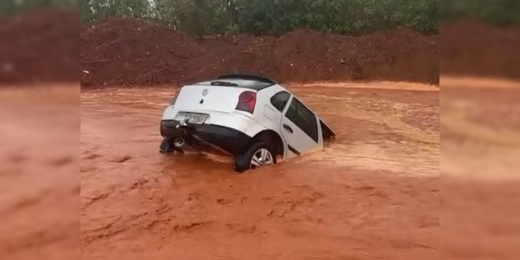 Imagens mostram carro sendo engolido por cratera durante chuvas no DF