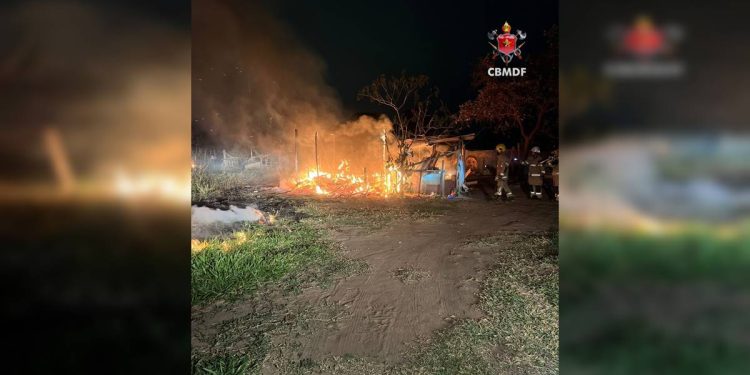 Barraco é destruído por incêndio em assentamento no DF
