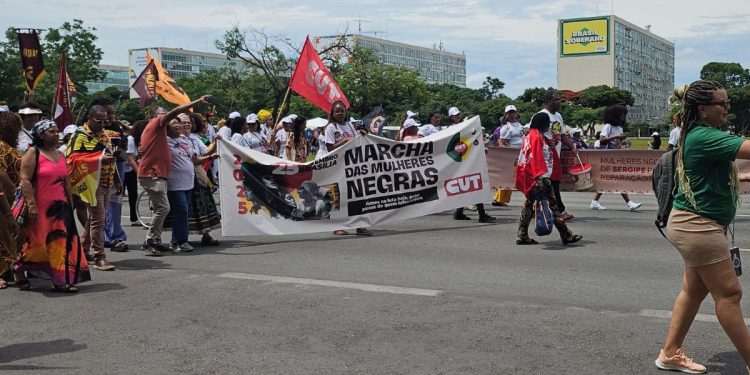 Marcha das Mulheres Negras ocupa Esplanada dos Ministérios em protesto