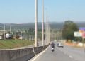 Motociclista é flagrado pilotando sem as mãos em rodovia federal no DF