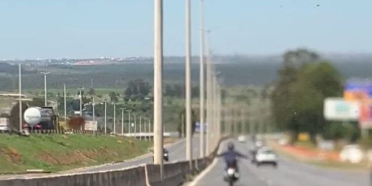 Motociclista é flagrado pilotando sem as mãos em rodovia federal no DF