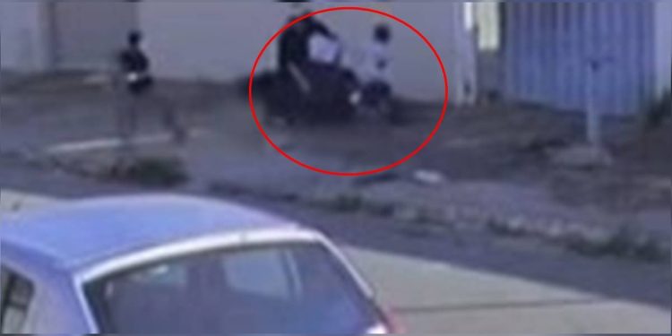 Motociclista quase mata criança em calçada após “dar grau” em moto