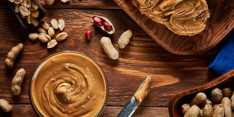 Vale a pena comprar pasta de amendoim integral? Entenda as diferenças