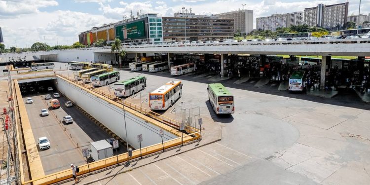 Motorista de ônibus é agredido no DF após negar parada fora do ponto