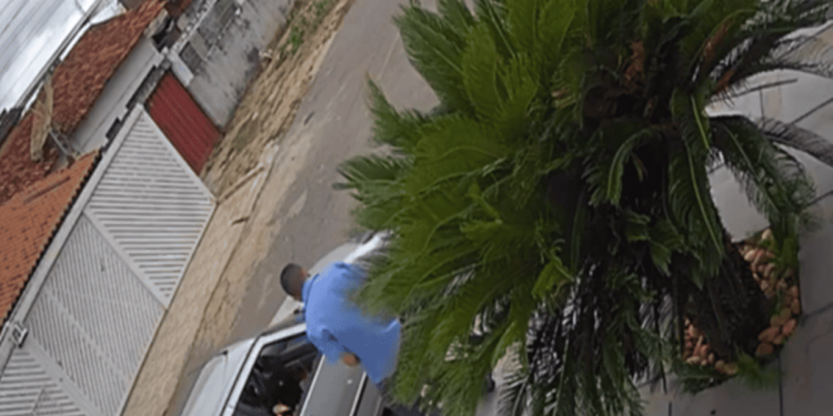 Homem incendeia carros de vizinhos estacionados na rua, no DF