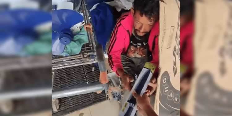 Jovem viraliza ao distribuir facas a moradores de rua e é investigado