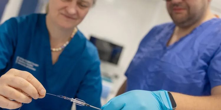 Médicos realizam primeira cirurgia de AVC remota do mundo