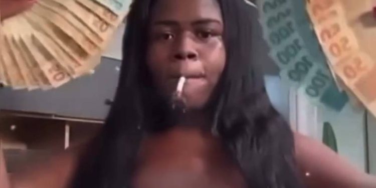 Trans presa por roubar farmácias ostentava com leque de dinheiro