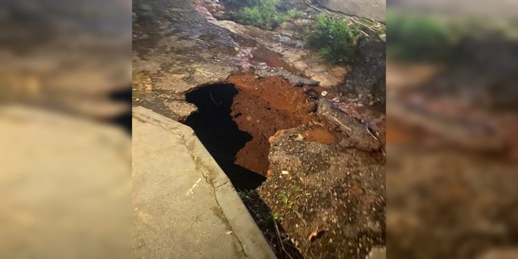 Carro é engolido por cratera que se abriu após chuva em Arniqueira