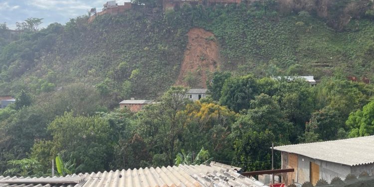 Deslizamento em área residencial interdita casas e deixa desabrigados