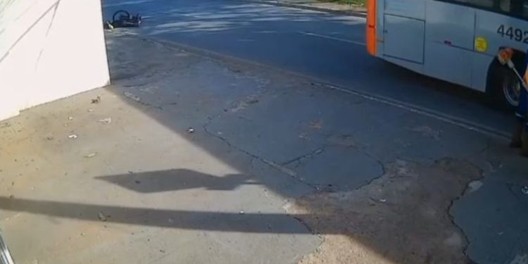 Imagens mostram momento em que ônibus atropela e mata ciclista no DF