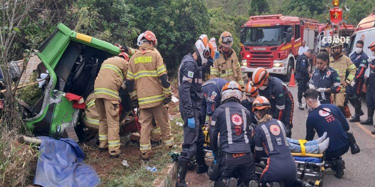 Caminhão de mudança tomba no Jardim Botânico e motorista fica preso às ferragens