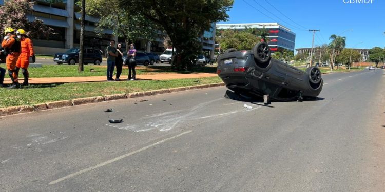 Carro bate, capota e interdita parte da W3 Norte; confira
